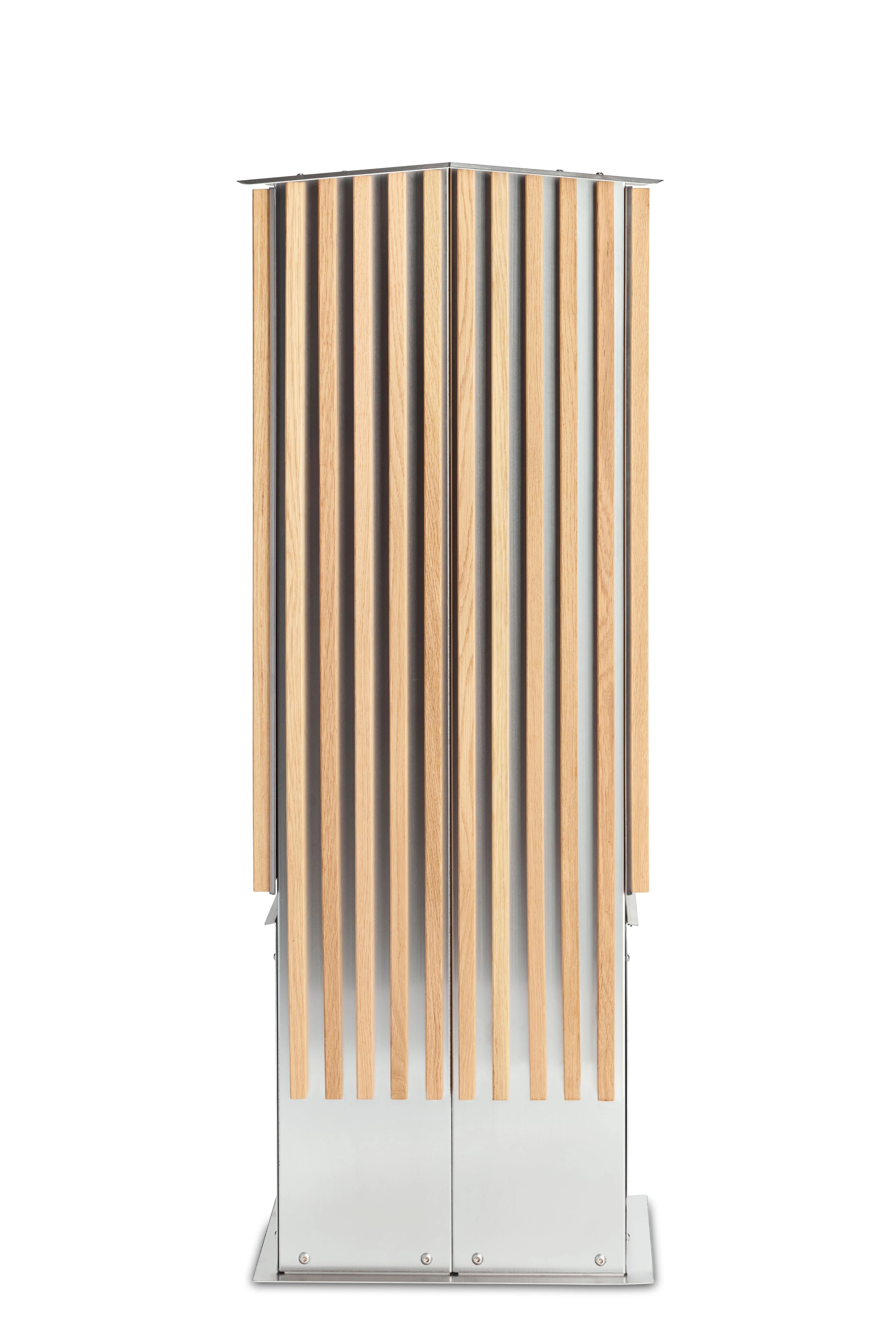 Twin ladestander i eg med lodrette trælameller og rustfrit stål – elegant og robust ladestander til to elbiler.