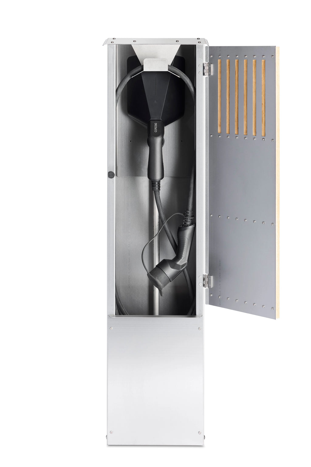 Ladestander i eg med lodrette trælameller og rustfrit stål – elegant og robust ladestander til elbil.