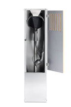 Ladestander i eg med lodrette trælameller og rustfrit stål – elegant og robust ladestander til elbil.