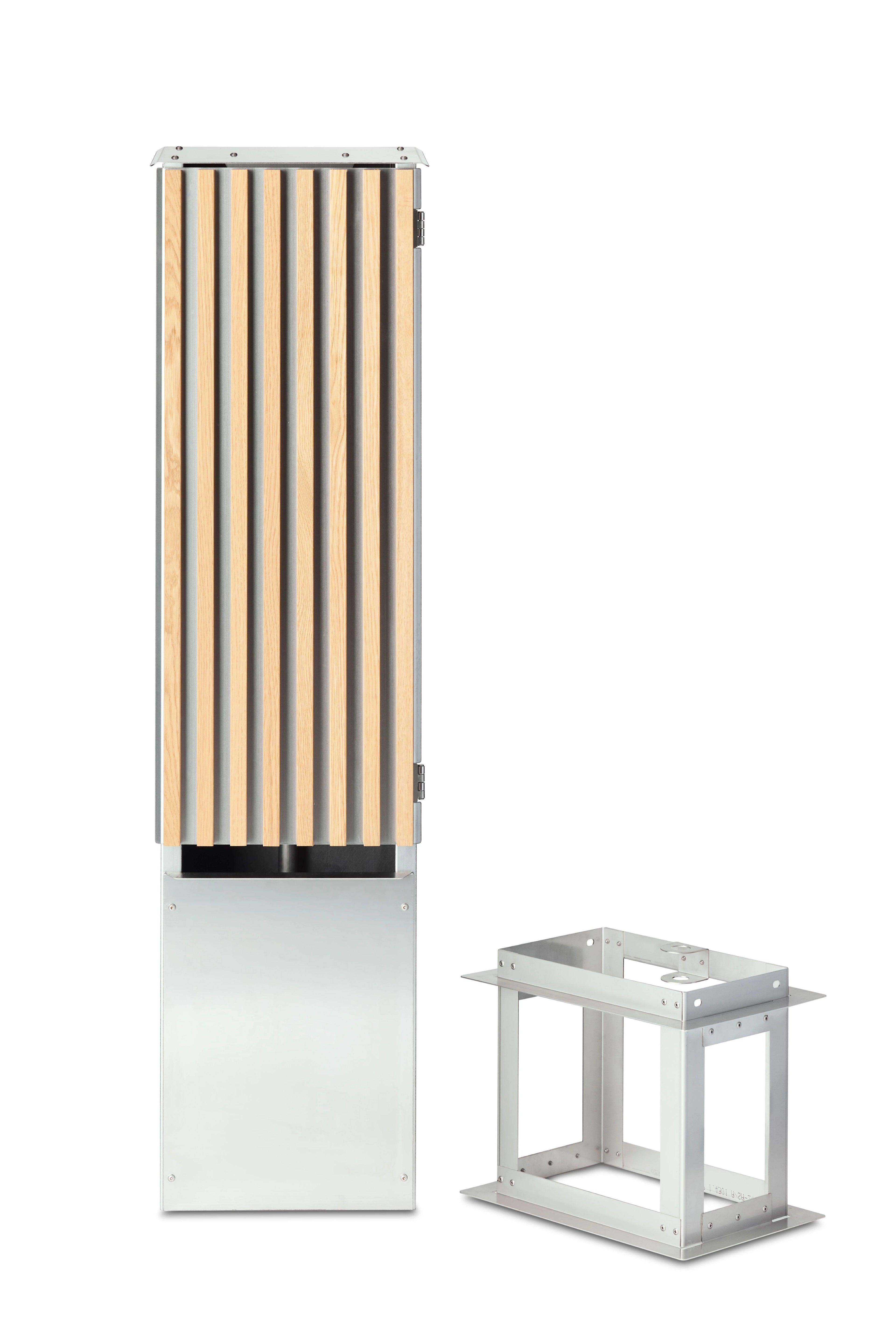 Ladestander i eg med lodrette trælameller og rustfrit stål – elegant og robust ladestander til elbil.