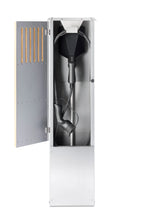 Ladestander i eg med lodrette trælameller og rustfrit stål – elegant og robust ladestander til elbil.