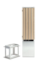 Ladestander i eg med lodrette trælameller og rustfrit stål – elegant og robust ladestander til elbil.