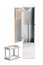 Ladestander i eg med lodrette trælameller og rustfrit stål – elegant og robust ladestander til elbil.