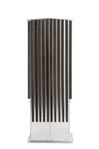 Twin ladestander i mørk eg med lodrette trælameller og rustfrit stål – elegant og robust ladestander til to elbiler.