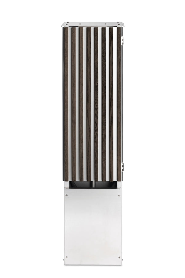 Ladestander i mørk eg med lodrette trælameller og rustfrit stål – elegant og robust ladestander til elbil.