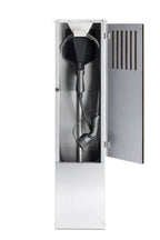 Ladestander i mørk eg med lodrette trælameller og rustfrit stål – elegant og robust ladestander til elbil.