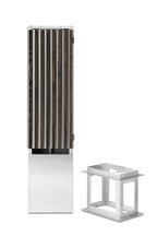 Ladestander i mørk eg med lodrette trælameller og rustfrit stål – elegant og robust ladestander til elbil.