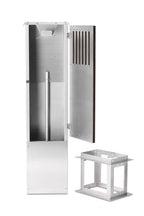 Ladestander i mørk eg med lodrette trælameller og rustfrit stål – elegant og robust ladestander til elbil.