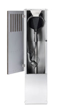 Ladestander i mørk eg med lodrette trælameller og rustfrit stål – elegant og robust ladestander til elbil.