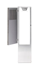 Ladestander i mørk eg med lodrette trælameller og rustfrit stål – elegant og robust ladestander til elbil.