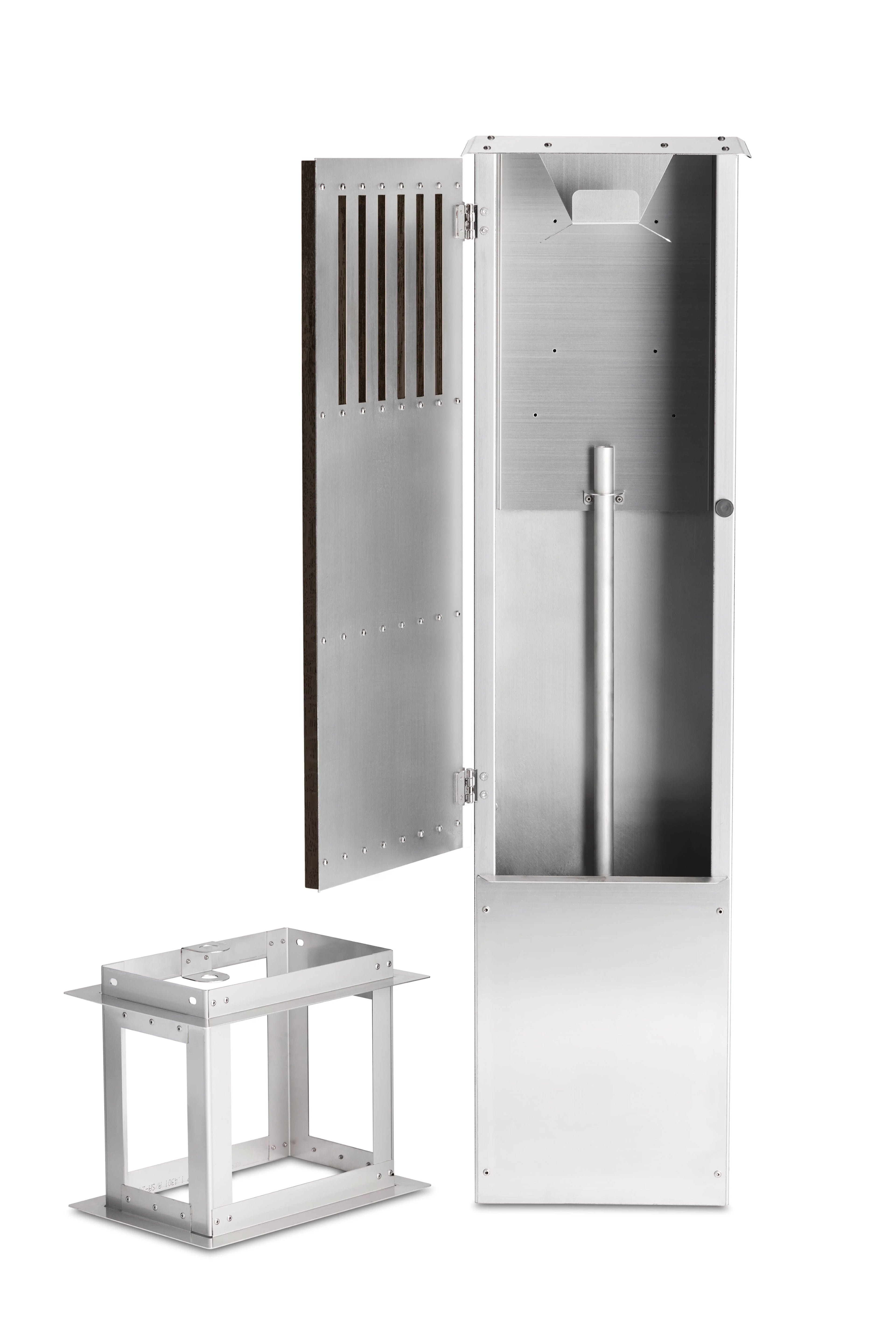 Ladestander i mørk eg med lodrette trælameller og rustfrit stål – elegant og robust ladestander til elbil.