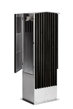 Twin ladestander i sort eg med lodrette trælameller og rustfrit stål – elegant og robust ladestander til to elbiler.