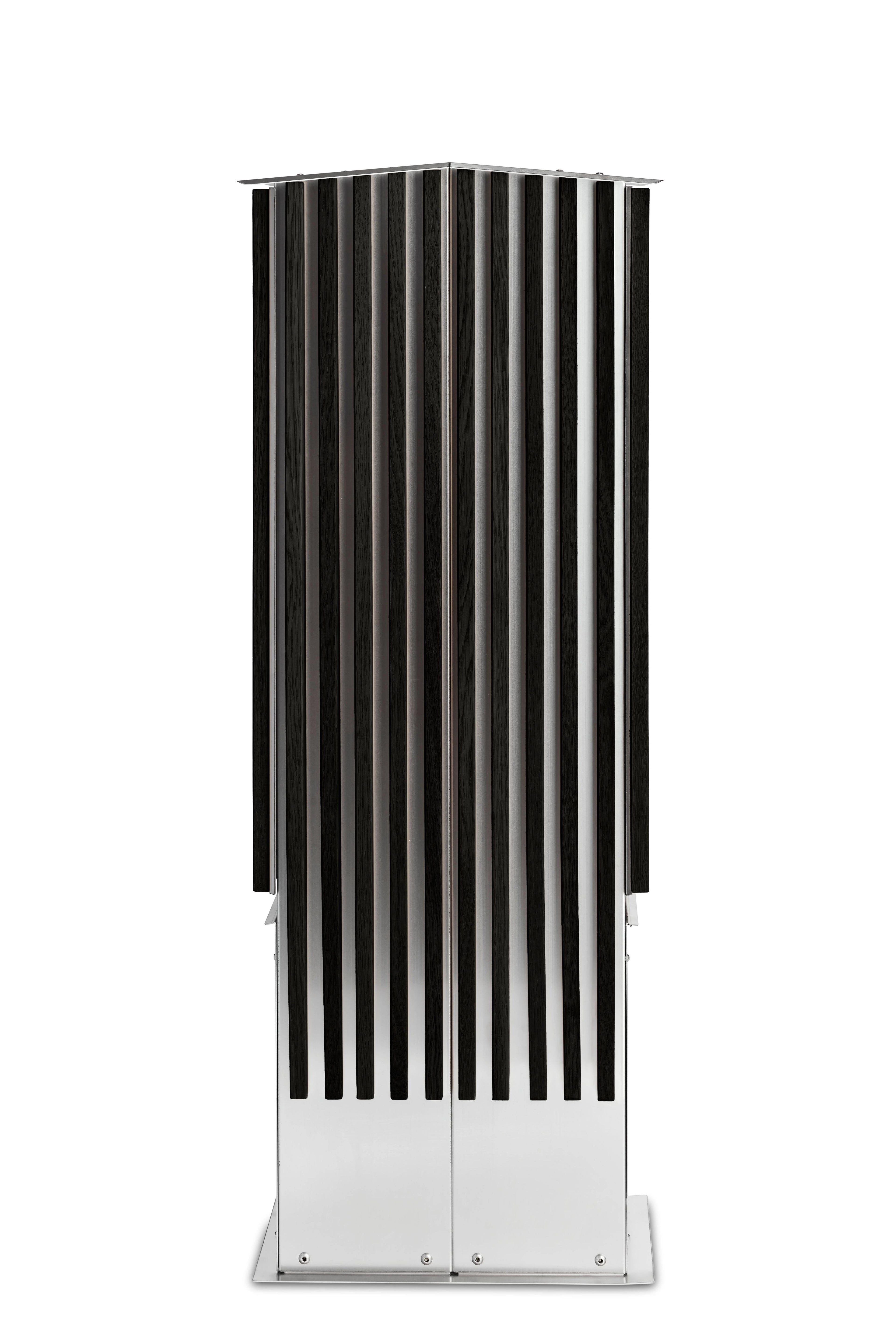 Twin ladestander i sort eg med lodrette trælameller og rustfrit stål – elegant og robust ladestander til to elbiler.