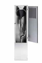 Ladestander i sort eg med lodrette trælameller og rustfrit stål – elegant og robust ladestander til elbil.