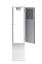 Ladestander i sort eg med lodrette trælameller og rustfrit stål – elegant og robust ladestander til elbil.