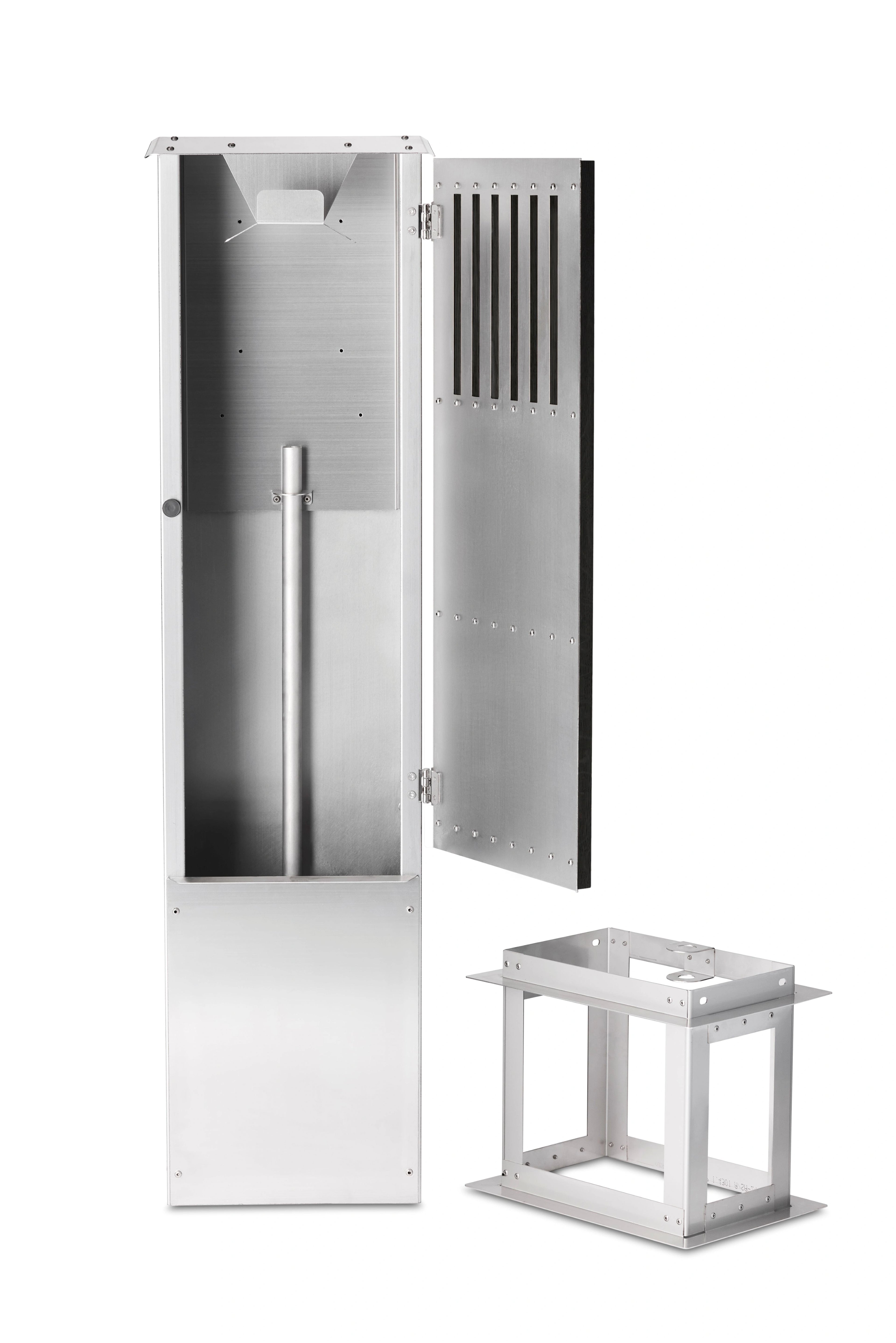 Ladestander i sort eg med lodrette trælameller og rustfrit stål – elegant og robust ladestander til elbil.