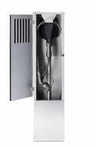 Ladestander i sort eg med lodrette trælameller og rustfrit stål – elegant og robust ladestander til elbil.