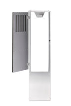 Ladestander i sort eg med lodrette trælameller og rustfrit stål – elegant og robust ladestander til elbil.