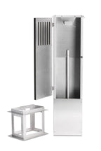 Ladestander i sort eg med lodrette trælameller og rustfrit stål – elegant og robust ladestander til elbil.