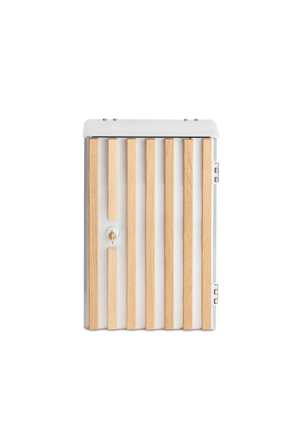 Moderne design postkasse i lys eg med lodrette trælameller og rustfrit stål til husets facade.