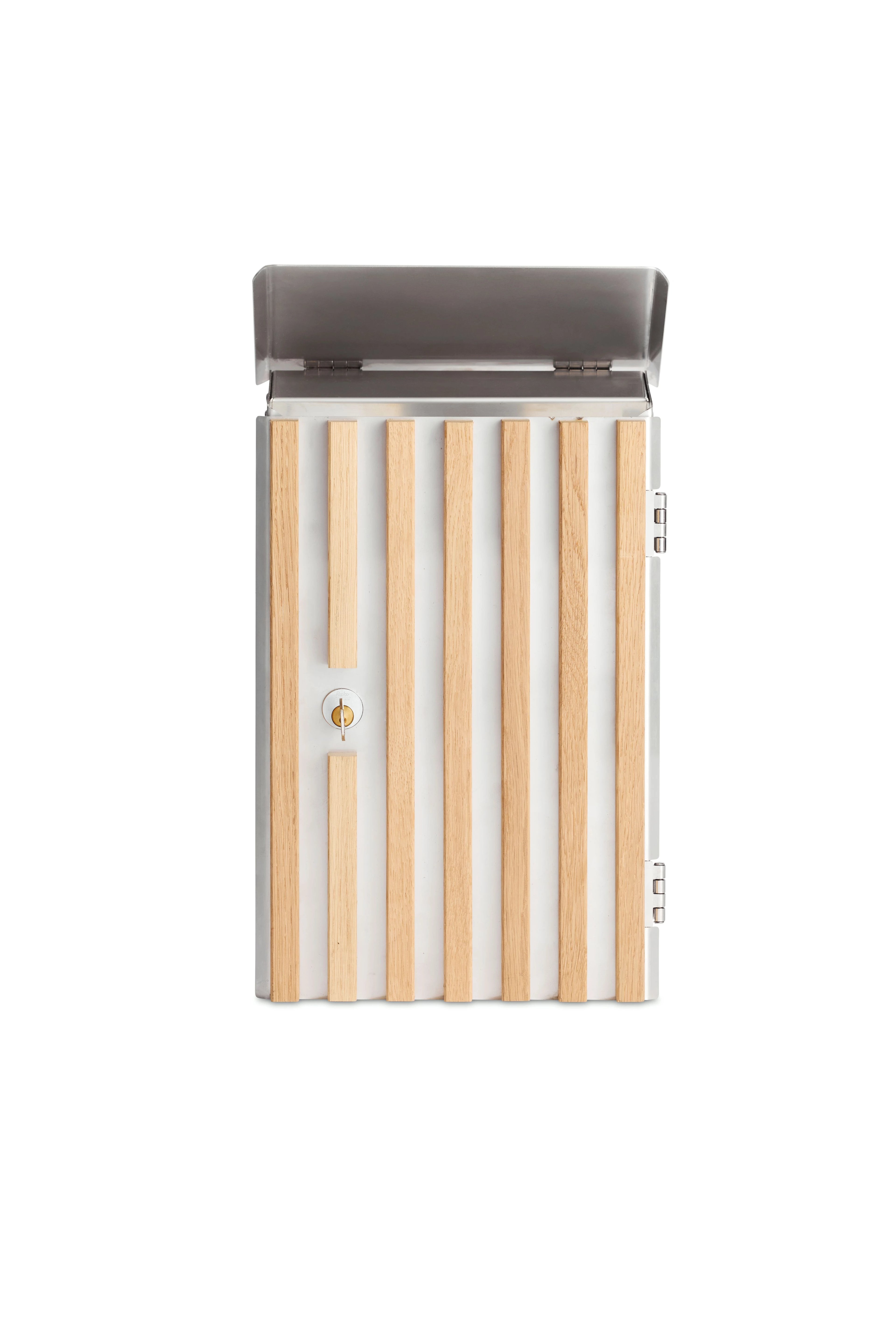 Moderne design postkasse i lys eg med lodrette trælameller rustfrit stål til husets facade.