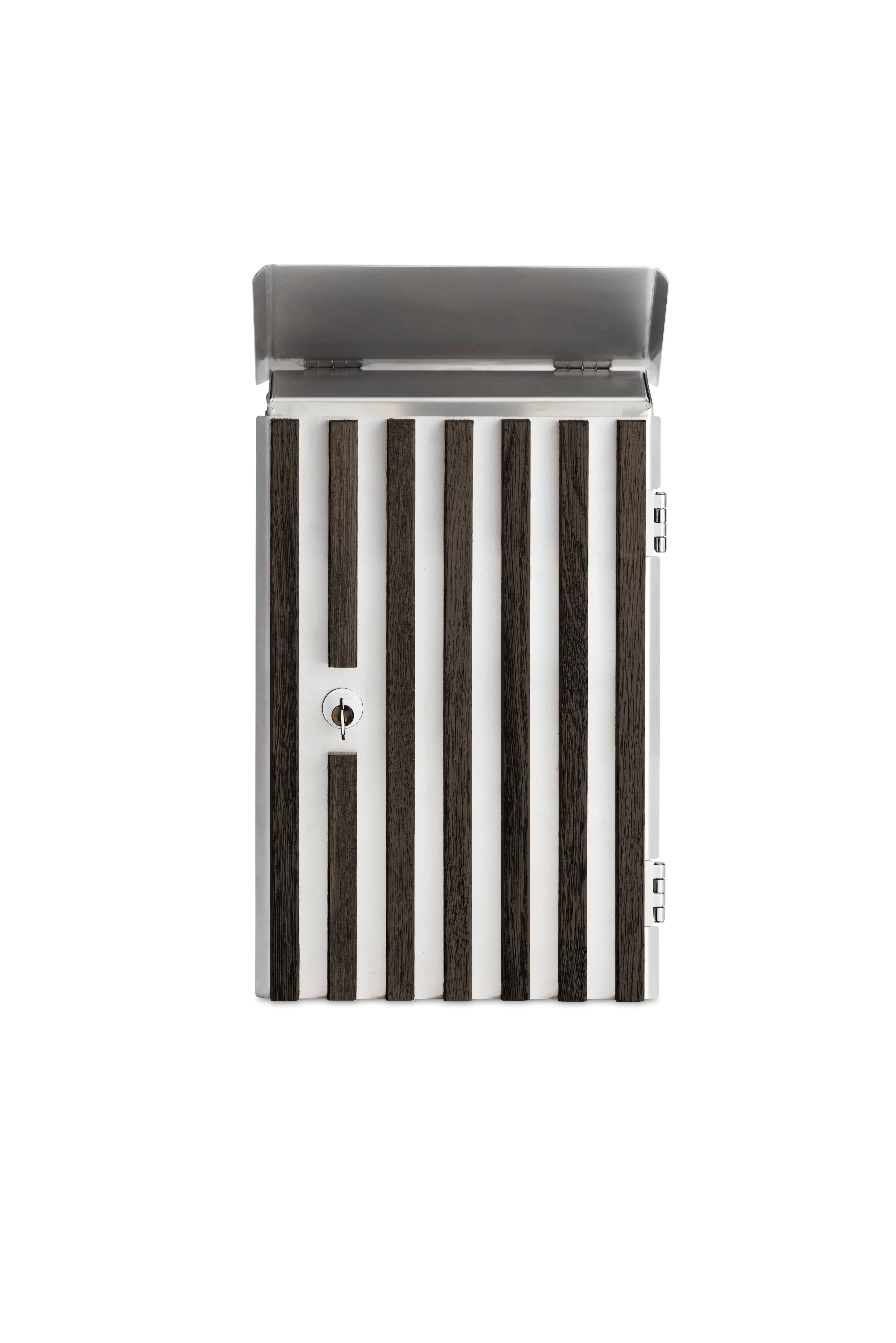 Moderne design postkasse i mørk eg med lodrette trælameller rustfrit stål til husets facade.