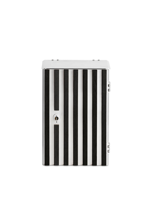 Moderne design postkasse med sorte trælameller og rustfrit stål til husets facade.