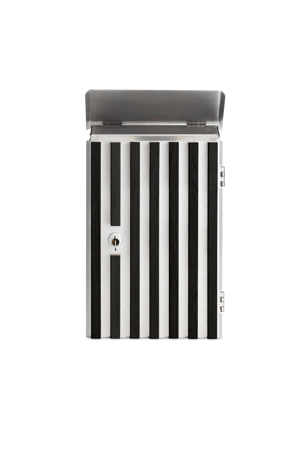 Moderne design postkasse med sorte trælameller og rustfrit stål til husets facade.