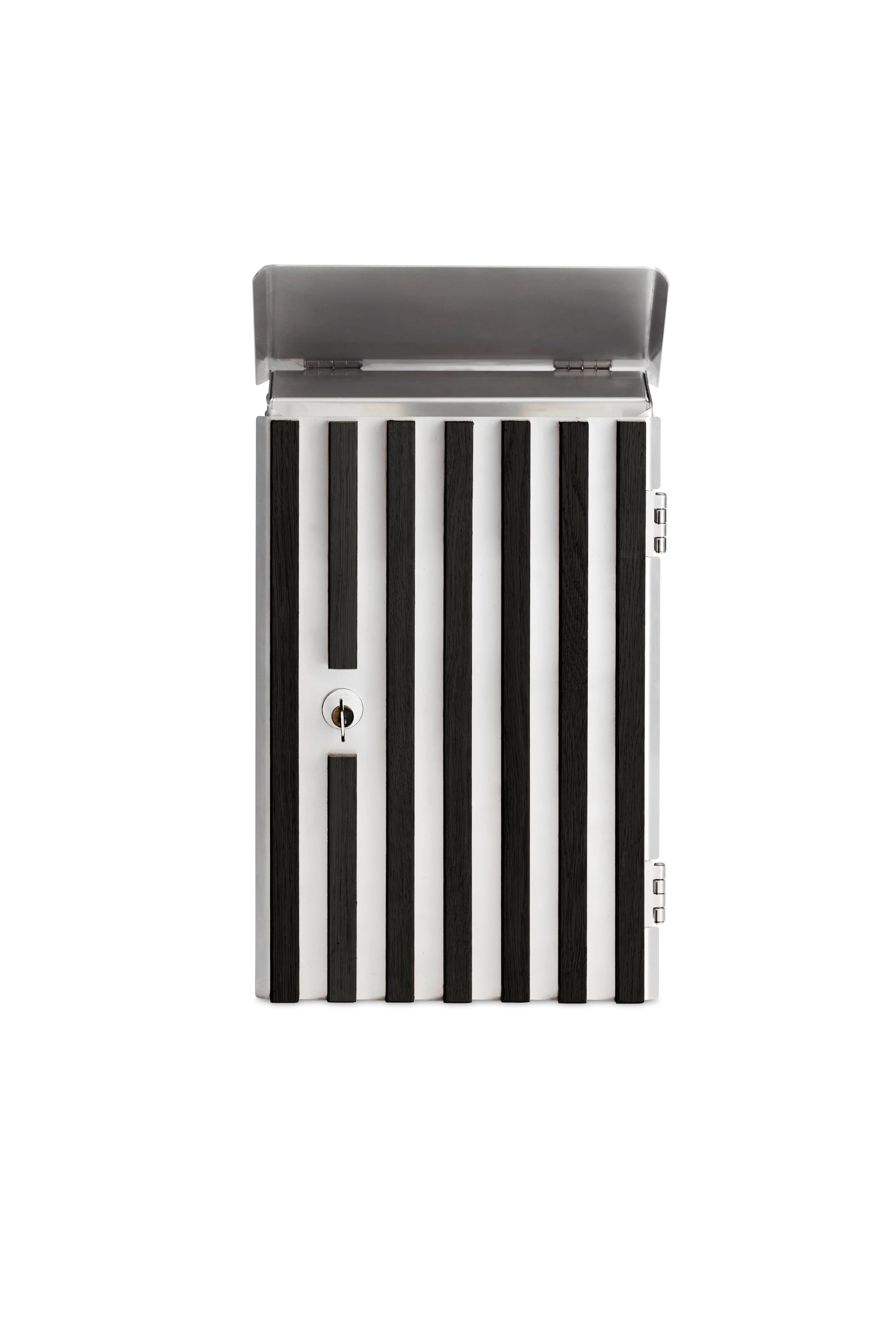 Moderne design postkasse med sorte trælameller og rustfrit stål til husets facade.