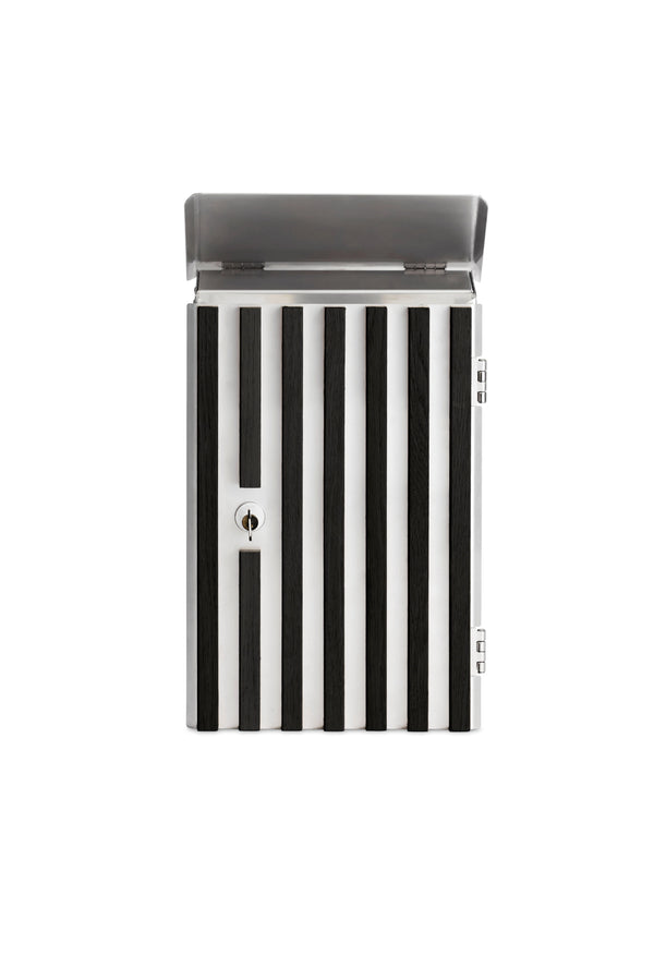 Moderne design postkasse med sorte trælameller og rustfrit stål til husets facade.